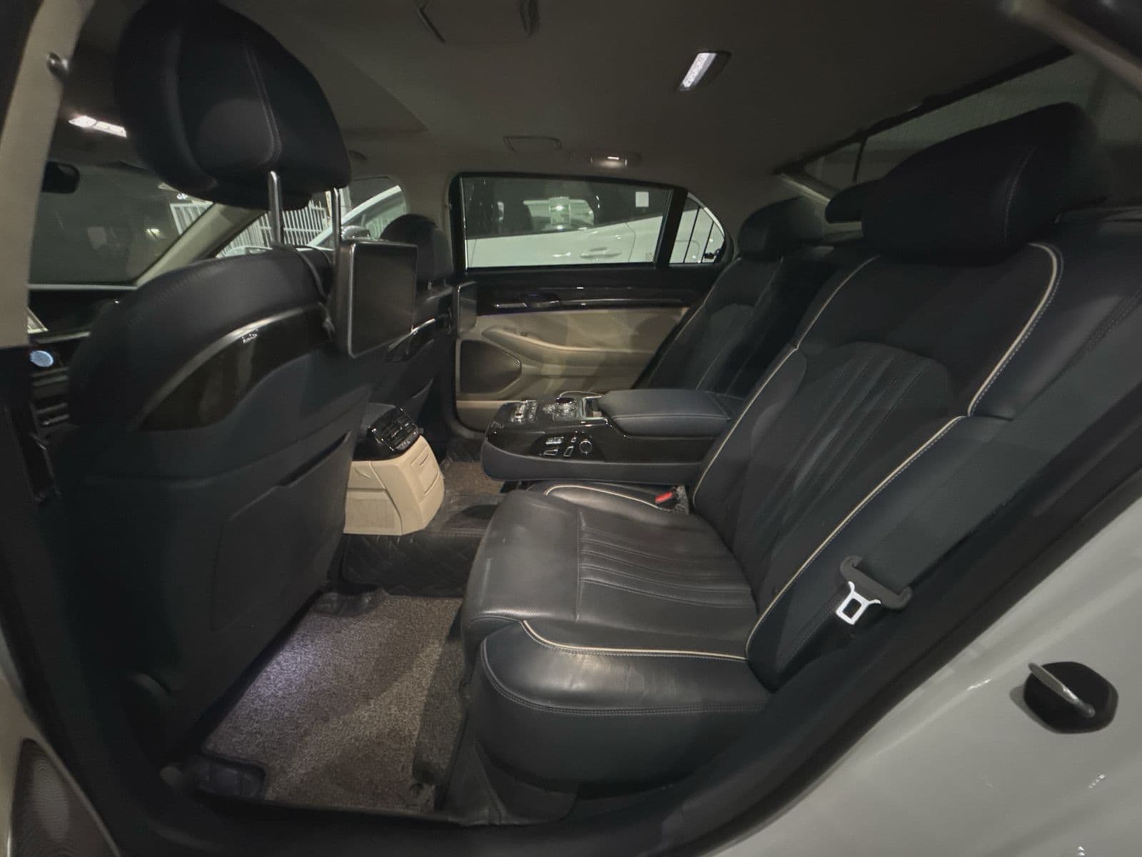 Genesis G90 | 2018 — 15